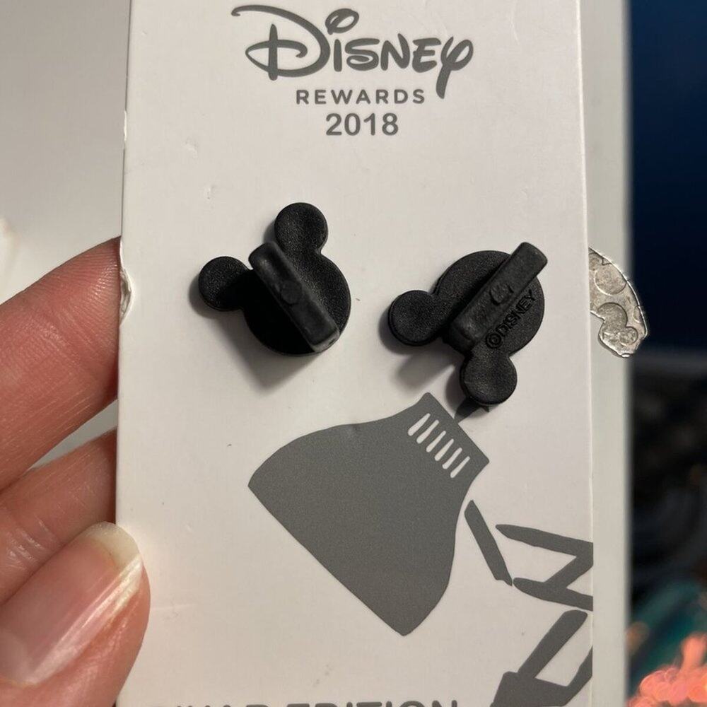 Mr Incredible Pin Pixar Incredibles Disney Parks Rewards Visa Card Exclusive - Picture 2 of 3